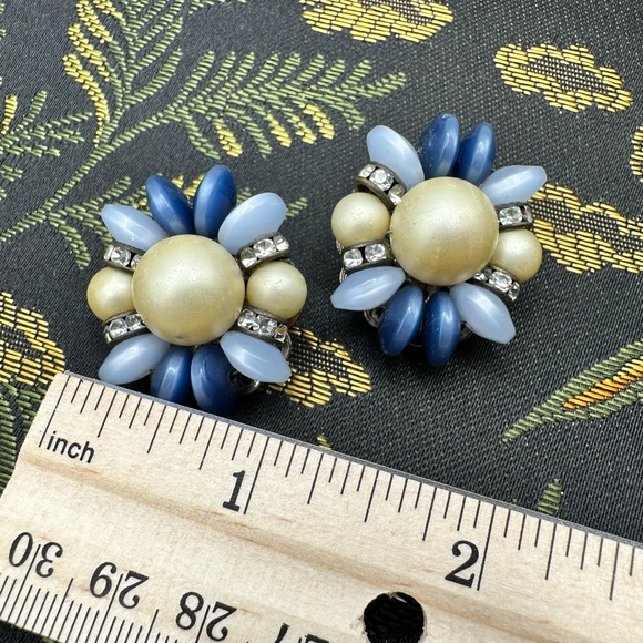 Vintage light blue and blue faux pearl with rhinestone clip earrings - Picture 5 of 5